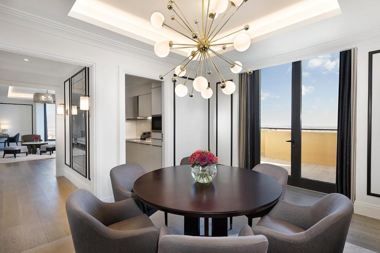 Suite Caroline Astor mit 1 Schlafzimmer mit 1 Kingsize-Bett und Blick auf die Skyline