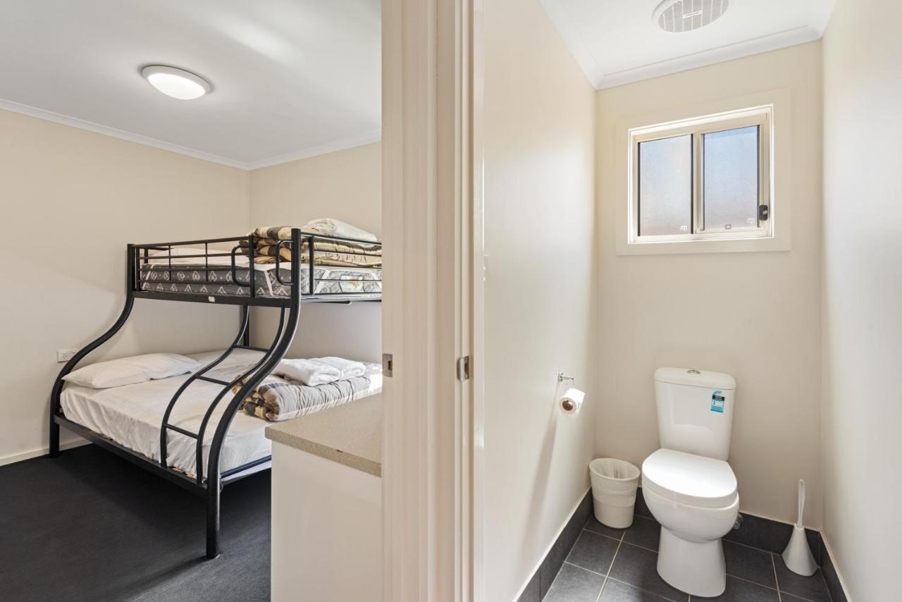 Deluxe 2 Bedroom Cabin - Sleeps 5