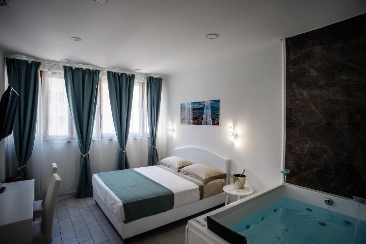 Deluxe Suite Spa Bath,1079031685:JPEG
