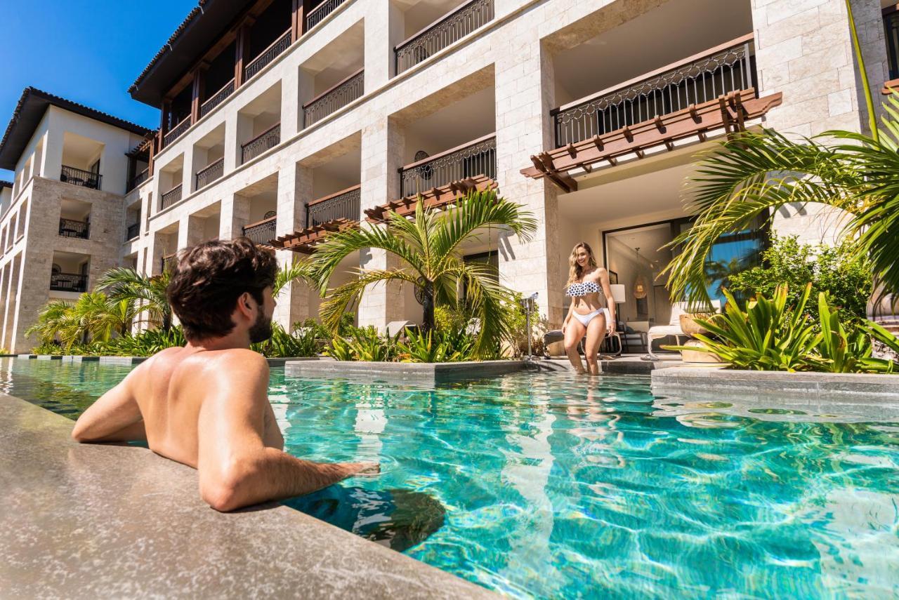 Junior Suite con Letto King-Size per Adulti e Accesso Piscina