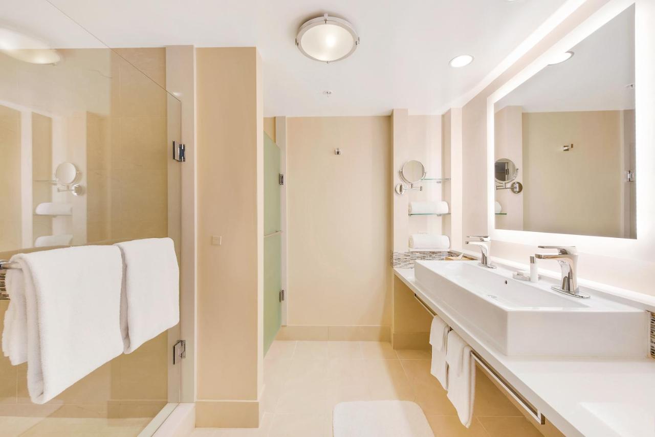 Suite mit 2 Queensize-Betten und Blick auf die Bucht
