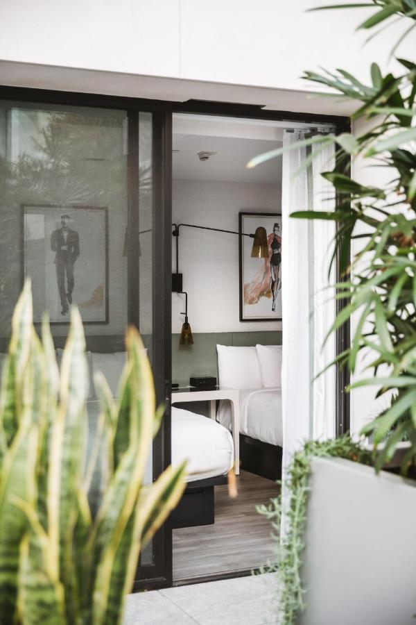 Acceso al salón Element, terraza con jardín y cama grande