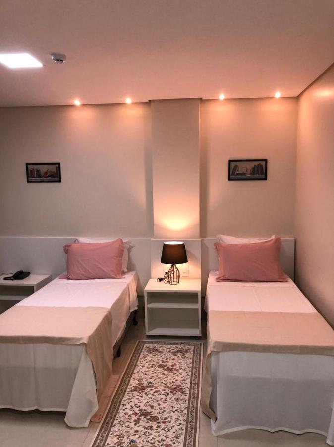 Quarto com 2 Camas de Solteiro
