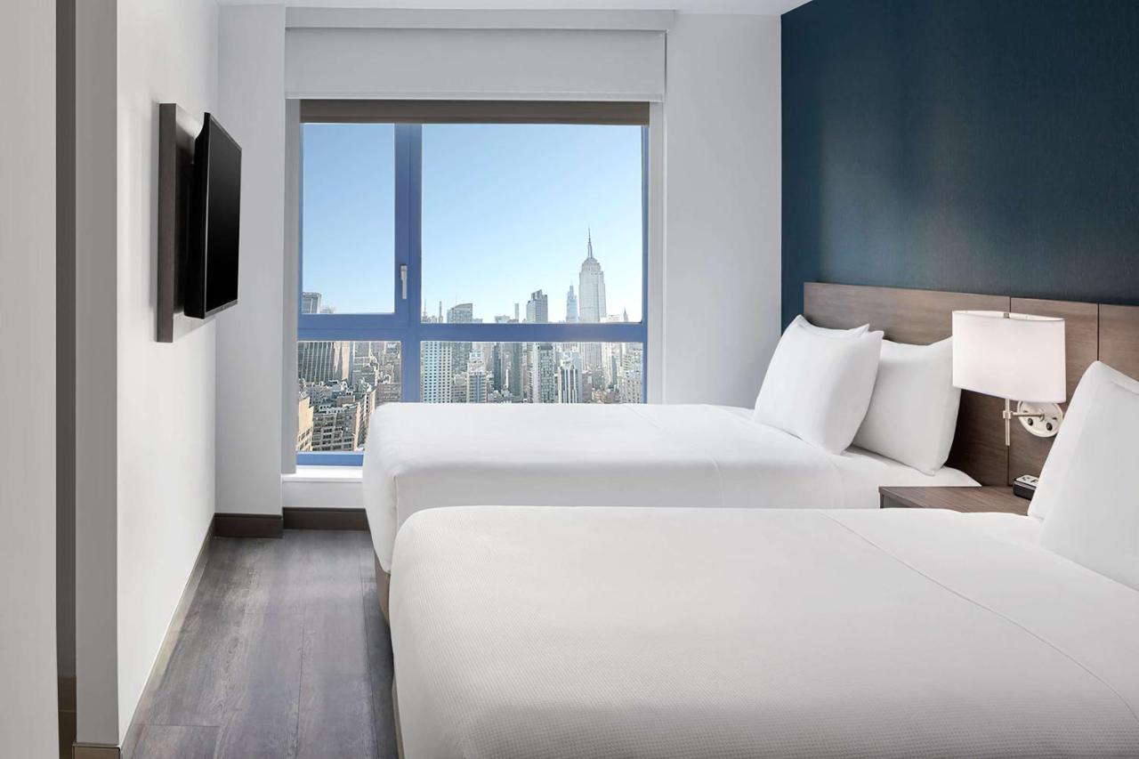 Doppelzimmer mit 2 Doppelbetten und Aussicht auf die Skyline