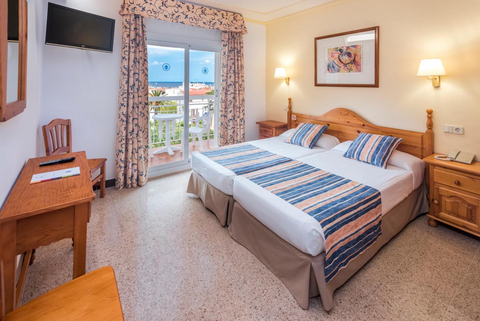 Tweepersoonskamer met 1 Tweepersoonsbed of 2 Aparte Bedden en een Balkon met Uitzicht op het Zwembad