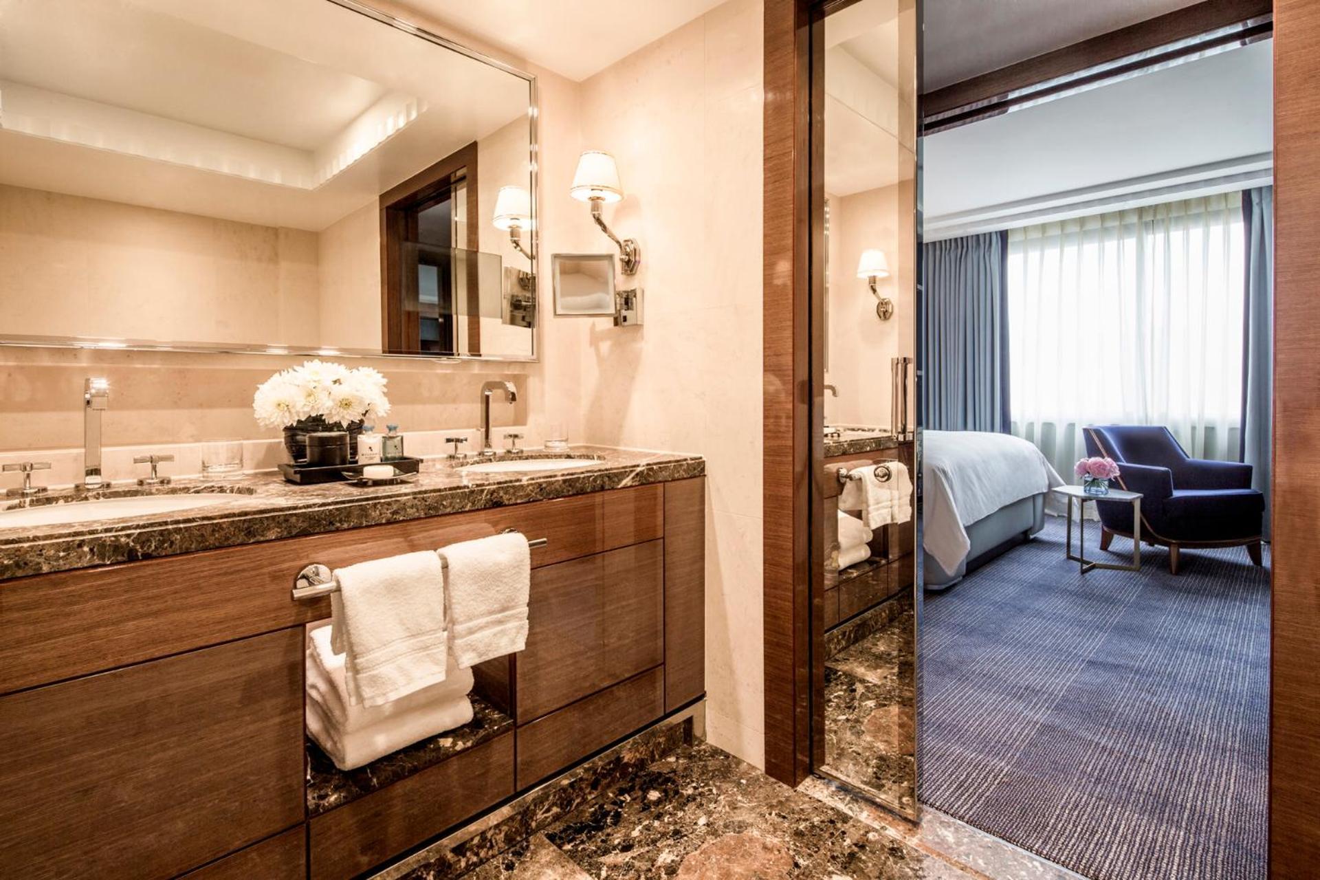 Ambassador Suite King Bed