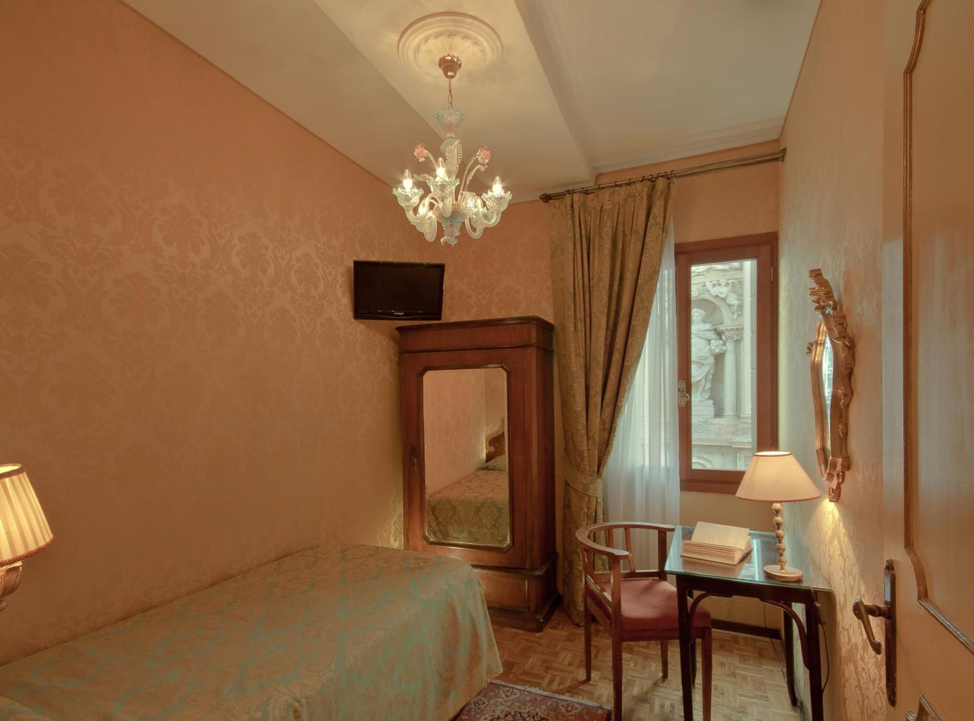 Single Room,890896693:JPEG