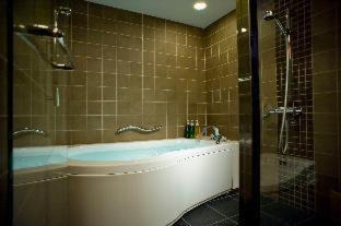 Luxury Twin Room with 2 Extra Beds and Mountain View (EAST) - Non-Smoking