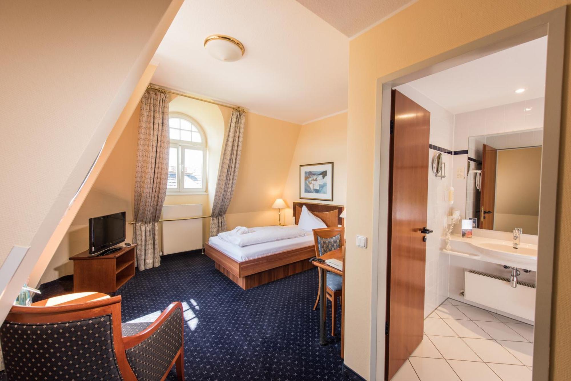 Single Room,1228443725:JPEG