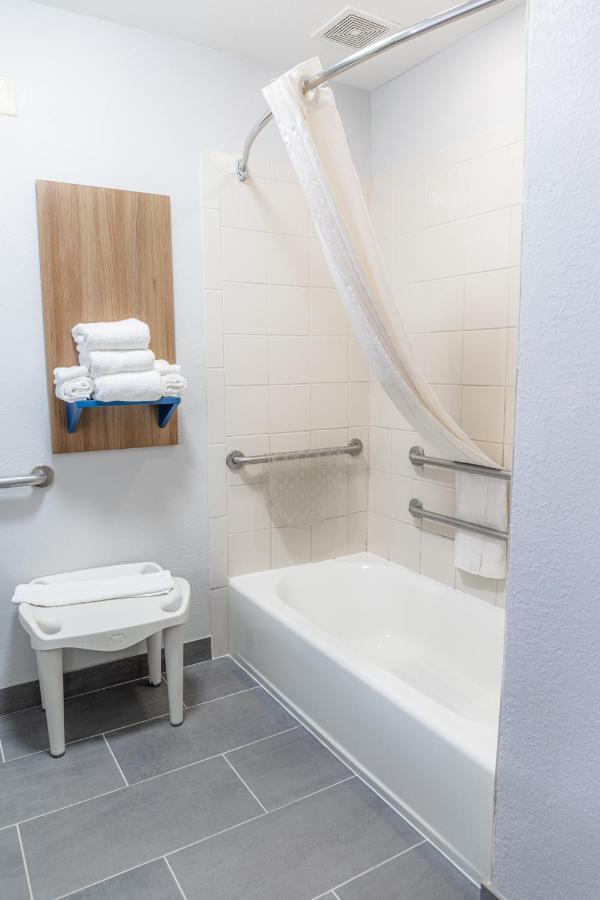 Queen Room - Accessible/Non-Smoking