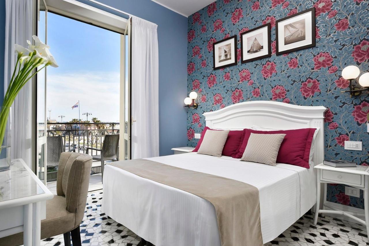Camera Matrimoniale o Doppia con Letti Singoli con Vista Mare Parziale e Balcone