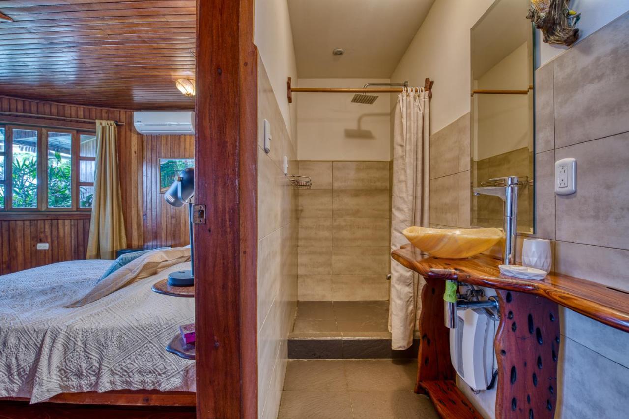 Habitación con cama grande y balcón