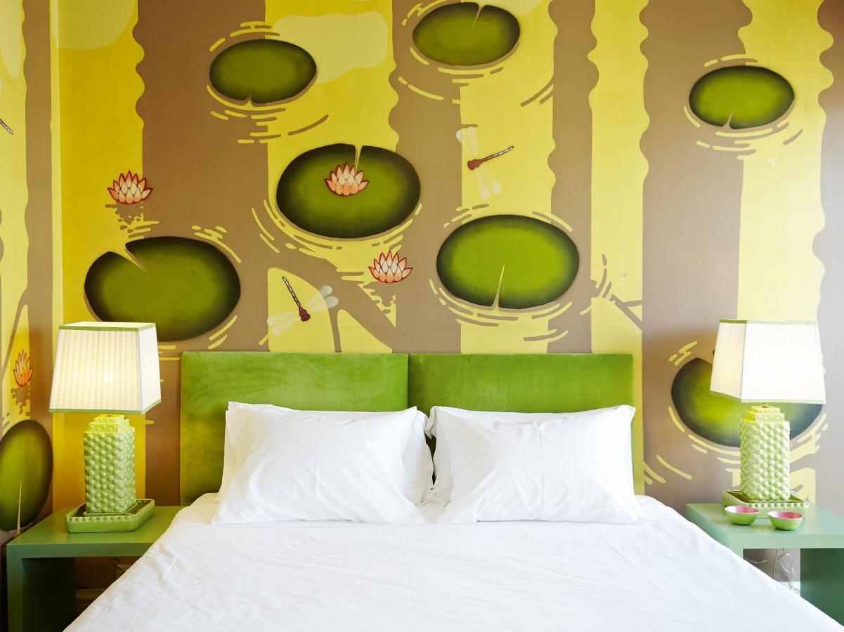 Premium Graffiti Guestroom