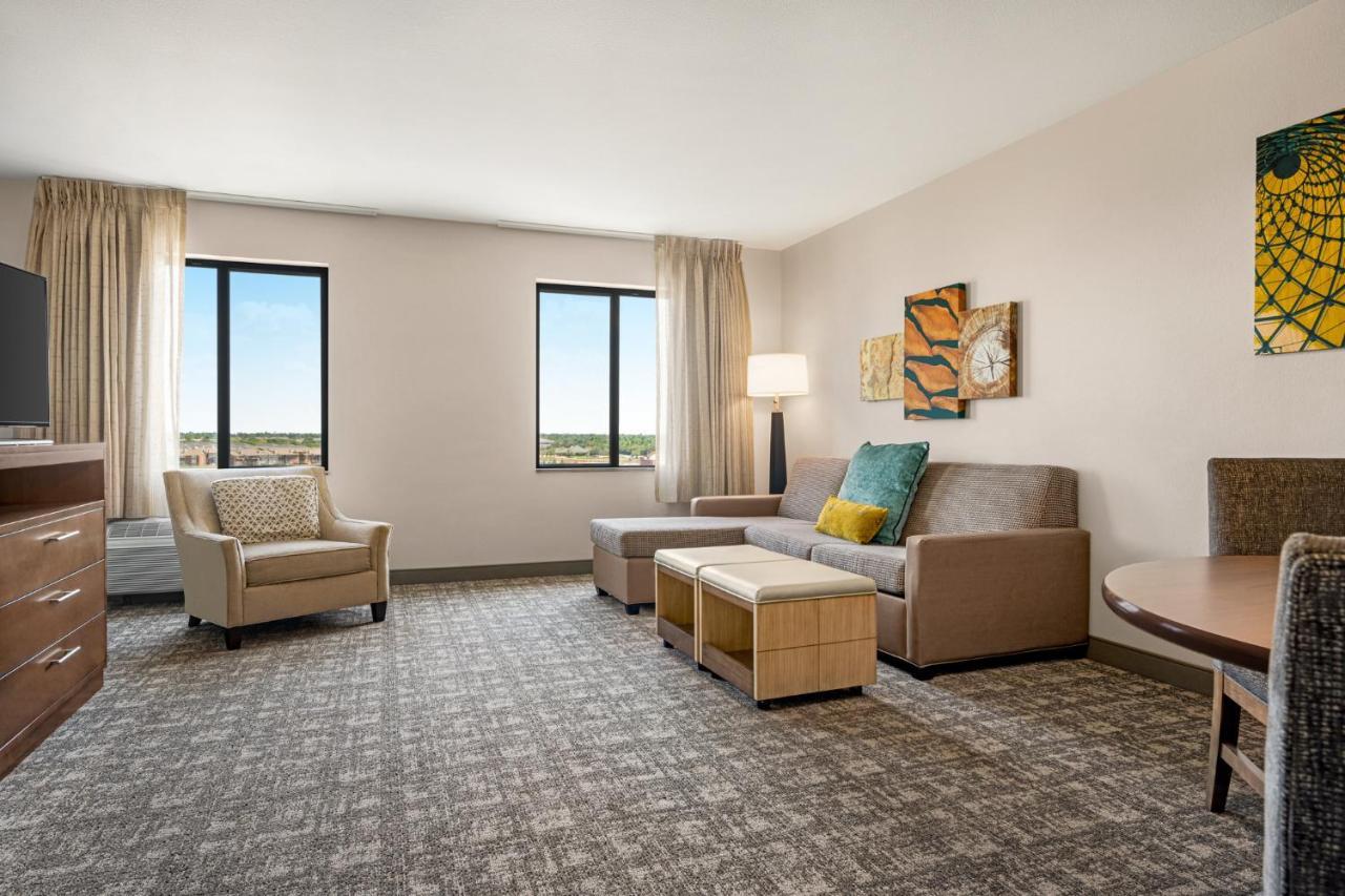 One-Bedroom Queen Suite