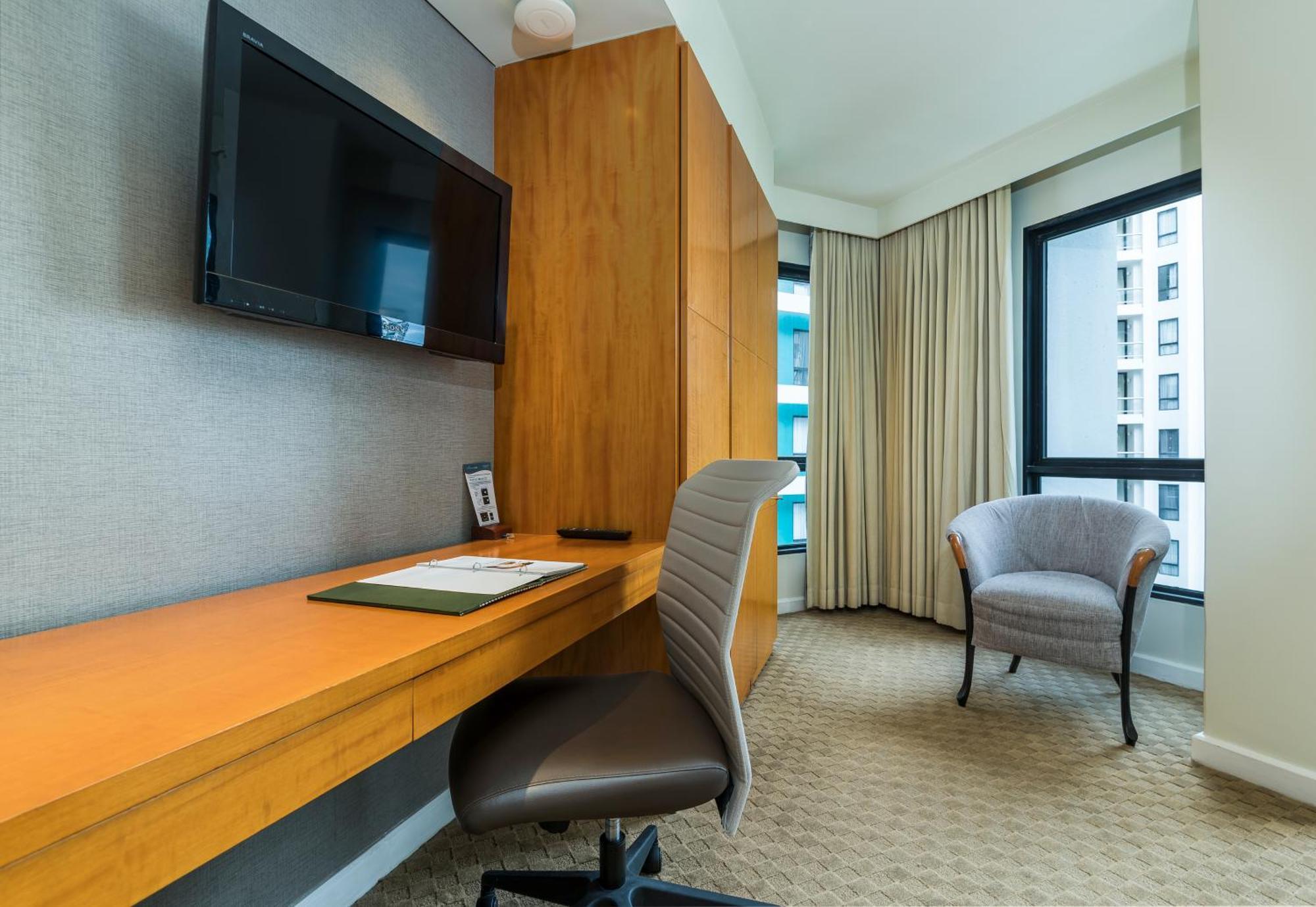Deluxe One-Bedroom King,1274295124:JPEG