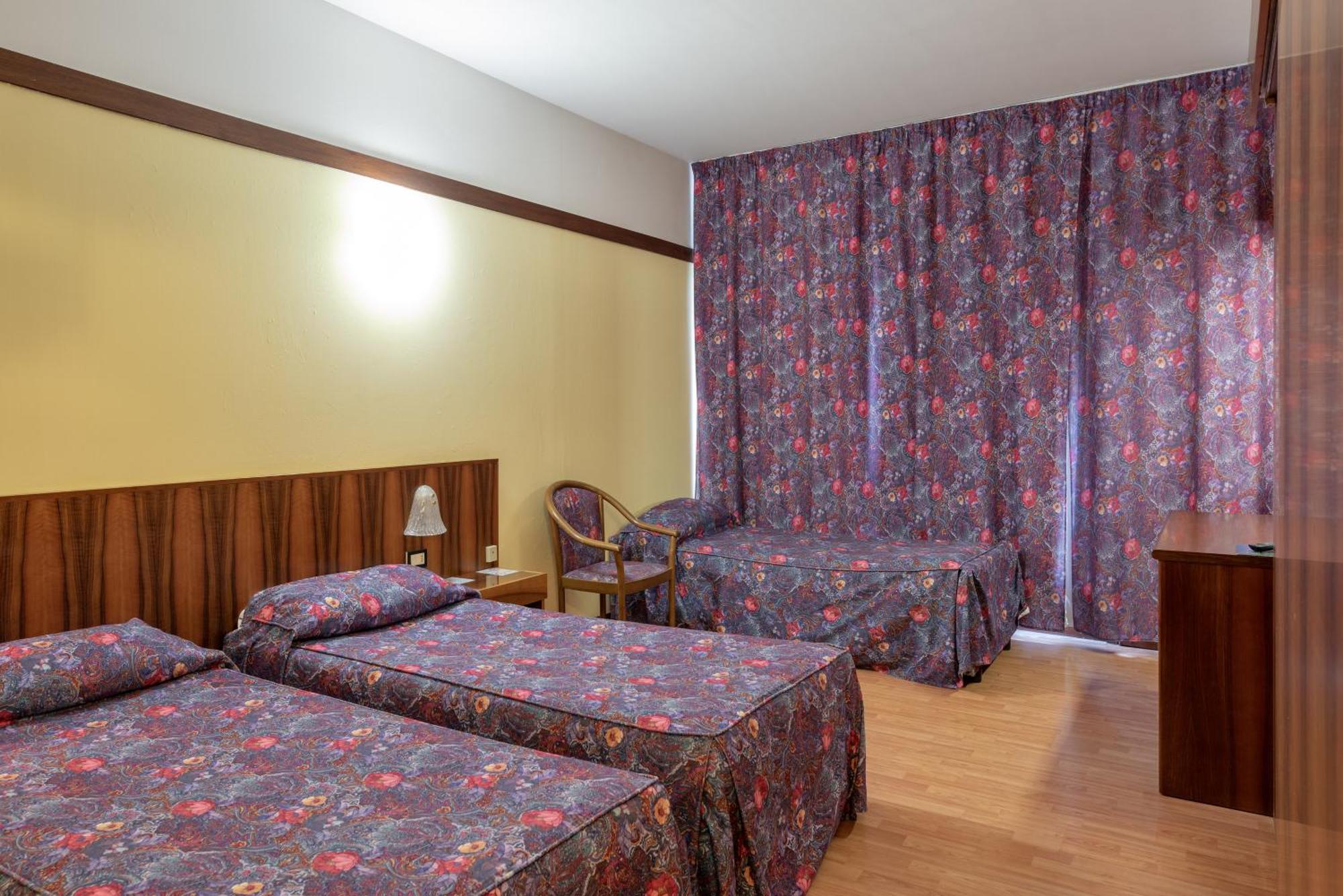 Dreibettzimmer mit Poolblick