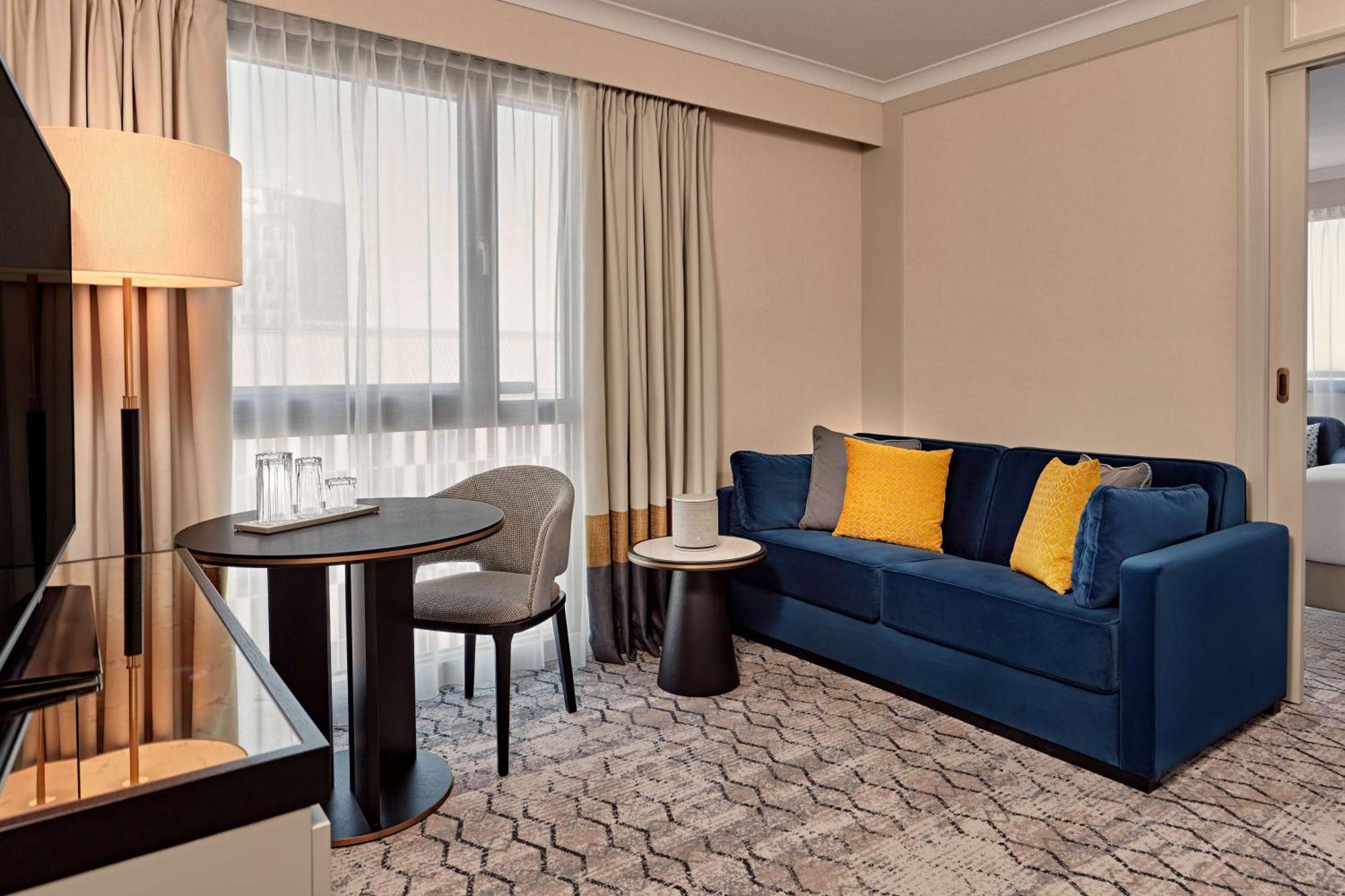 Suite Junior con cama extragrande, vistas panorámicas y acceso al salón