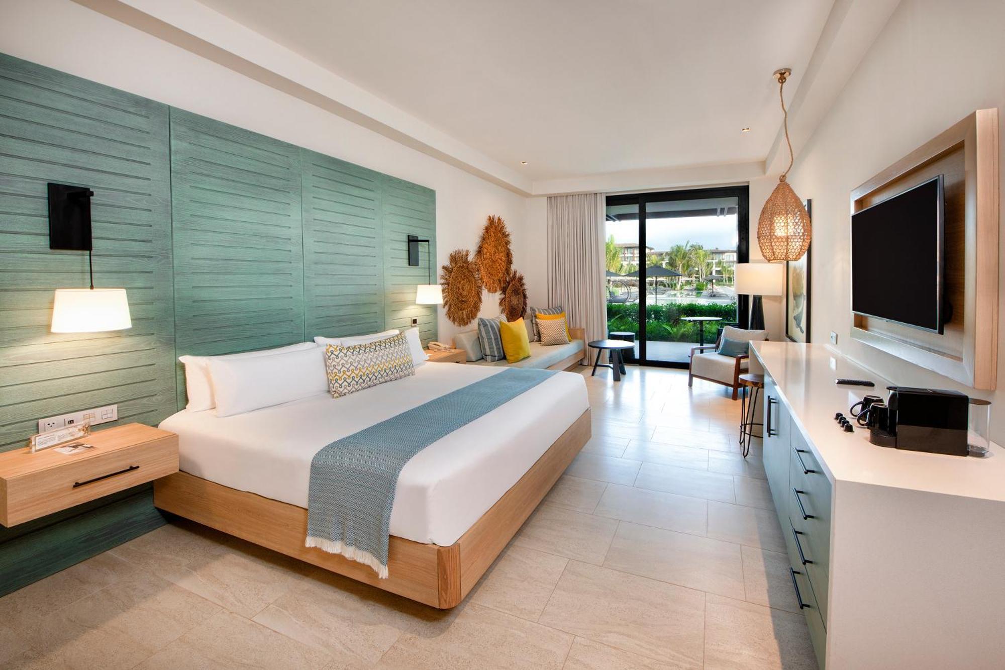 Junior Suite con Letto King-Size e Vista Piscina per Adulti