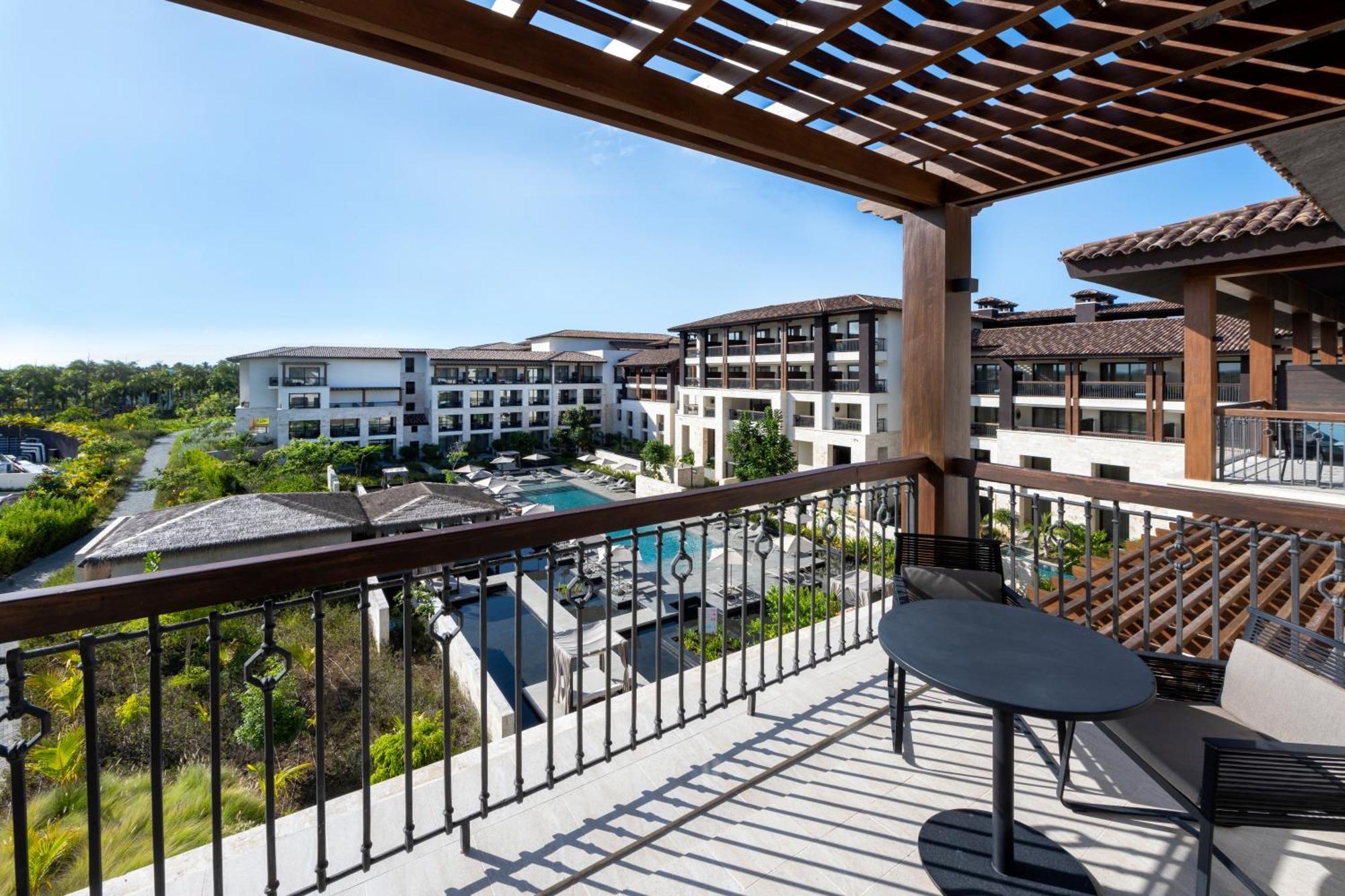 Junior Suite con Letto Queen-Size e Vista Piscina