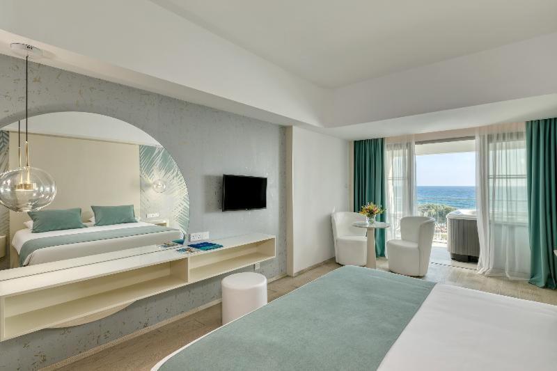 Junior Suite mit Meerblick und eigenem Whirlpool im Freien