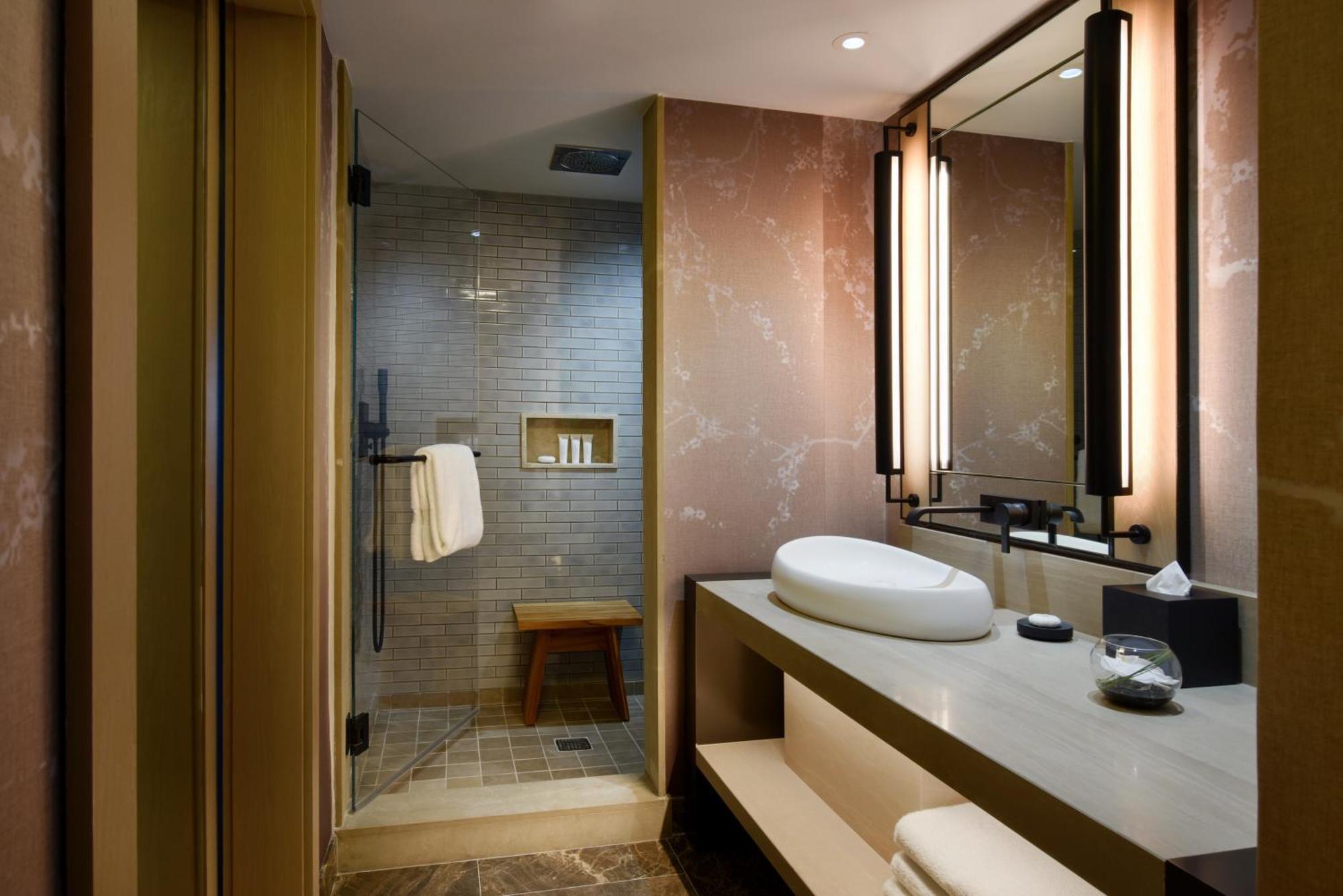 Zimmer mit Kingsize-Bett und Blick auf das Resort - barrierefrei