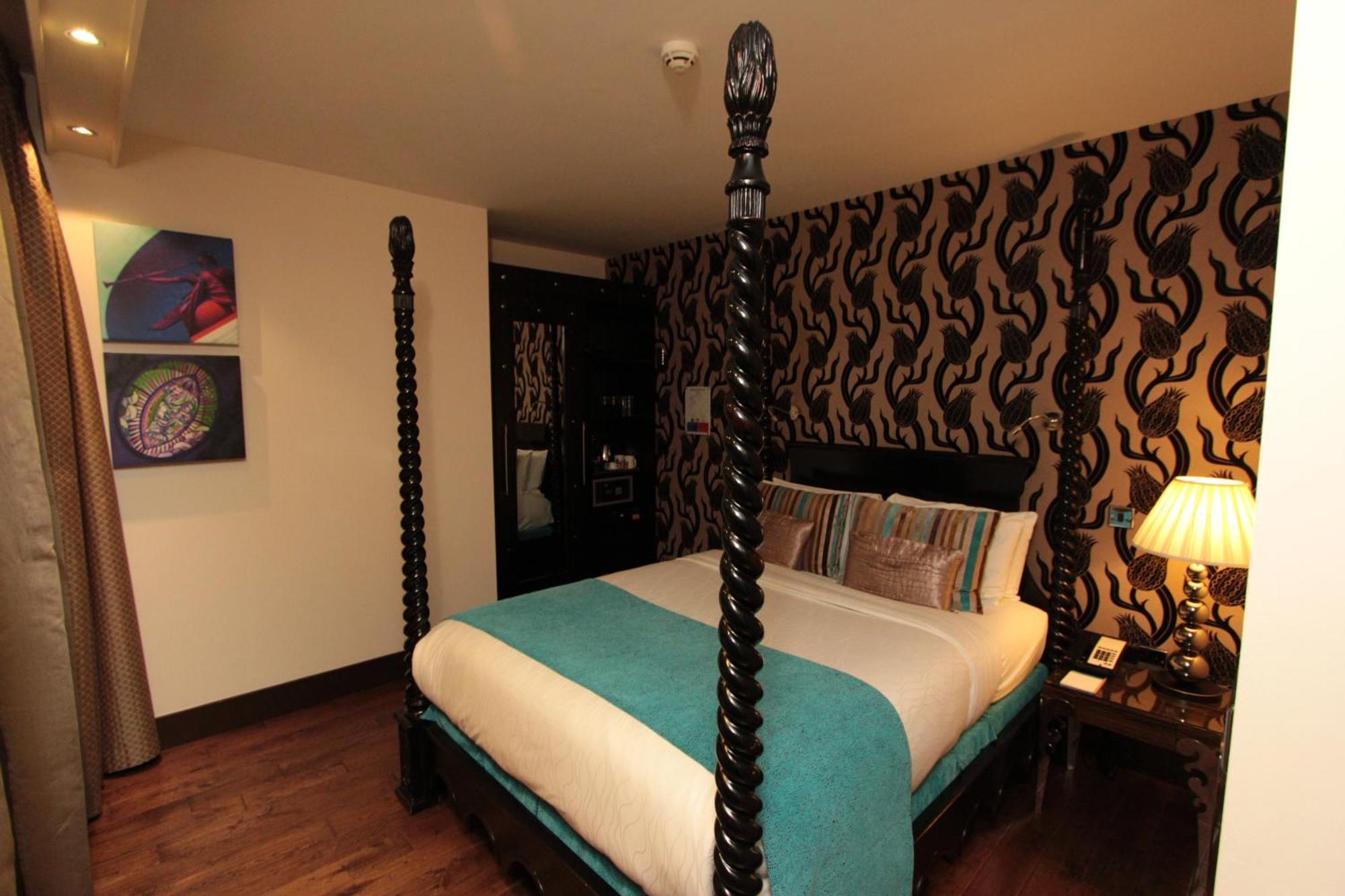 Suite mit 1 Schlafzimmer, Queensize-Bett und Stadtblick.