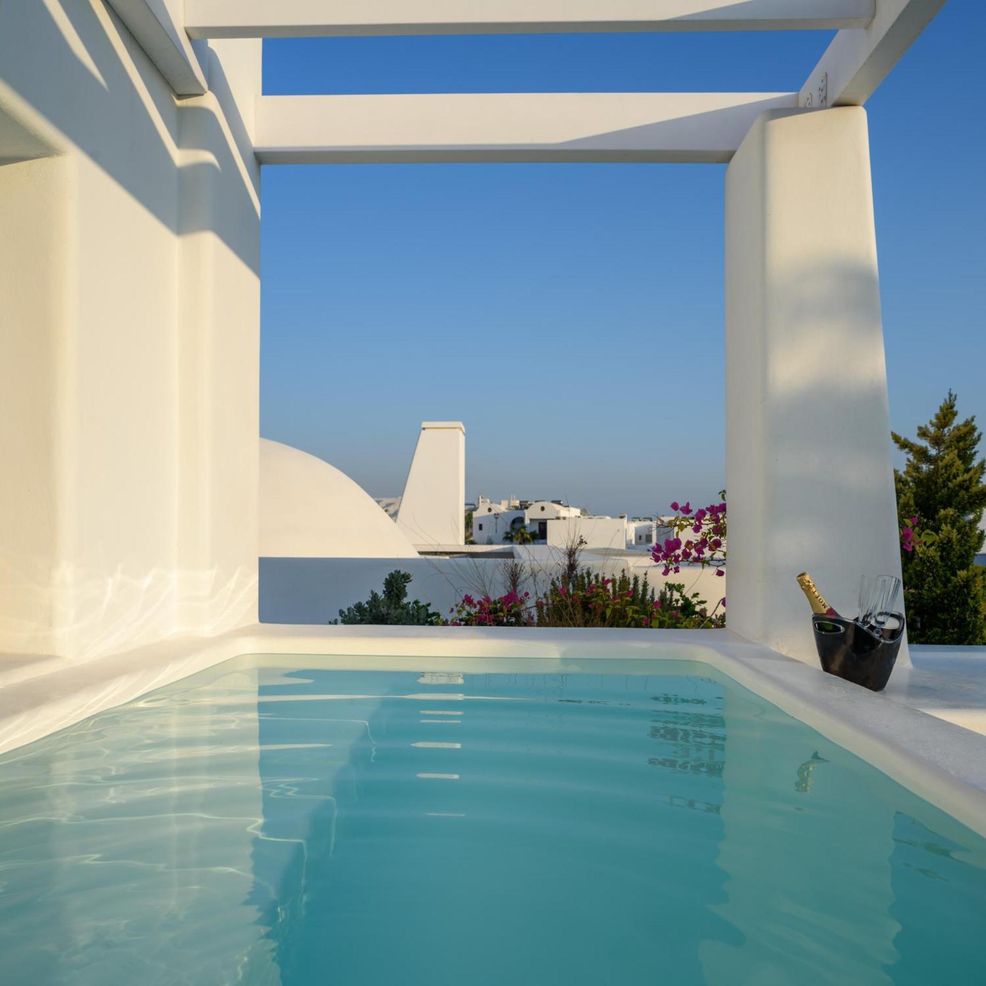 King Suite Outdoor Jetted Tub