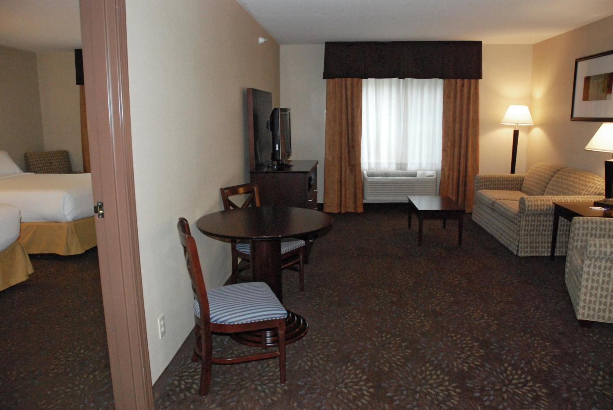One-Bedroom Queen Suite - Non-Smoking