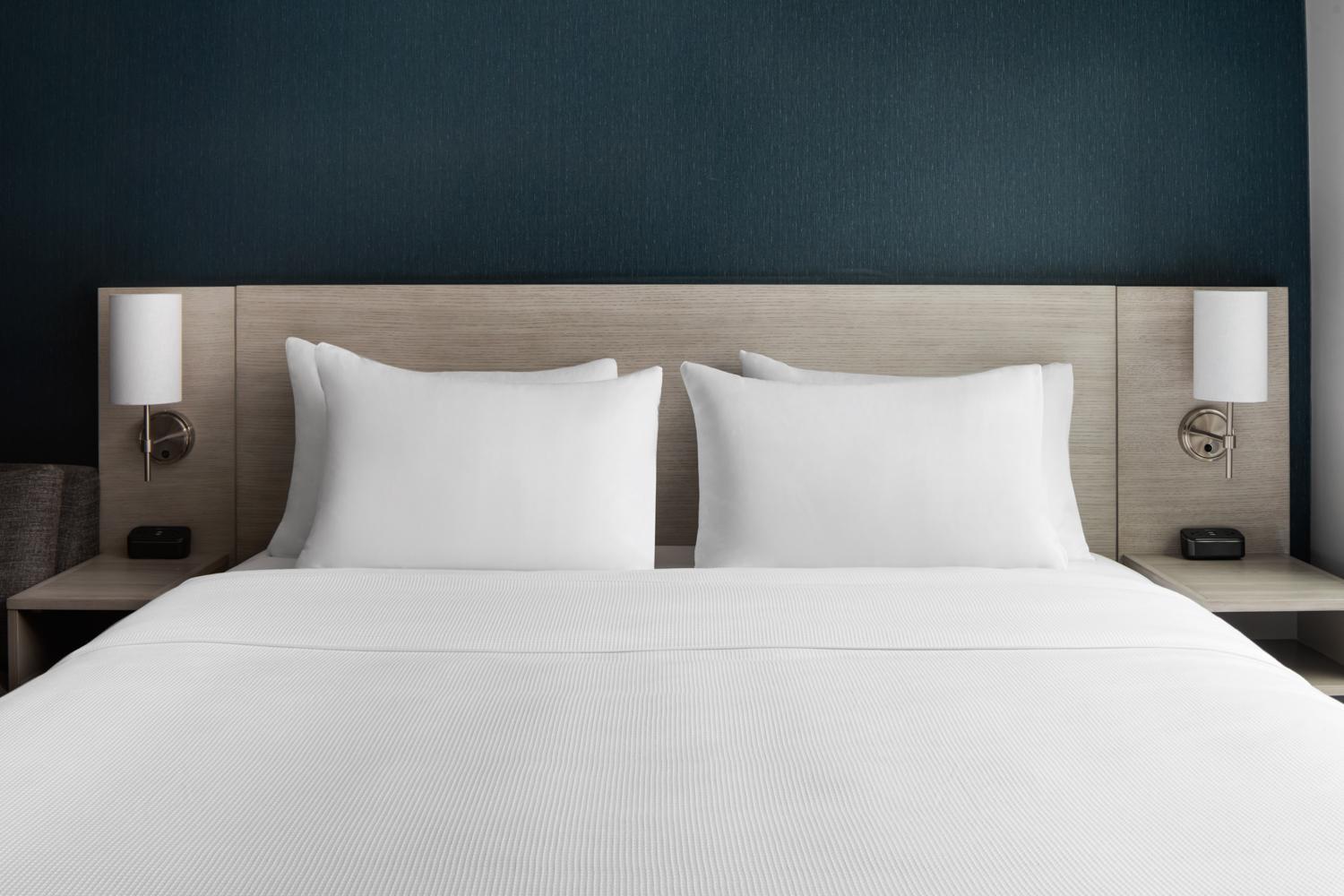 Zimmer mit Kingsize-Bett und Blick auf die Skyline