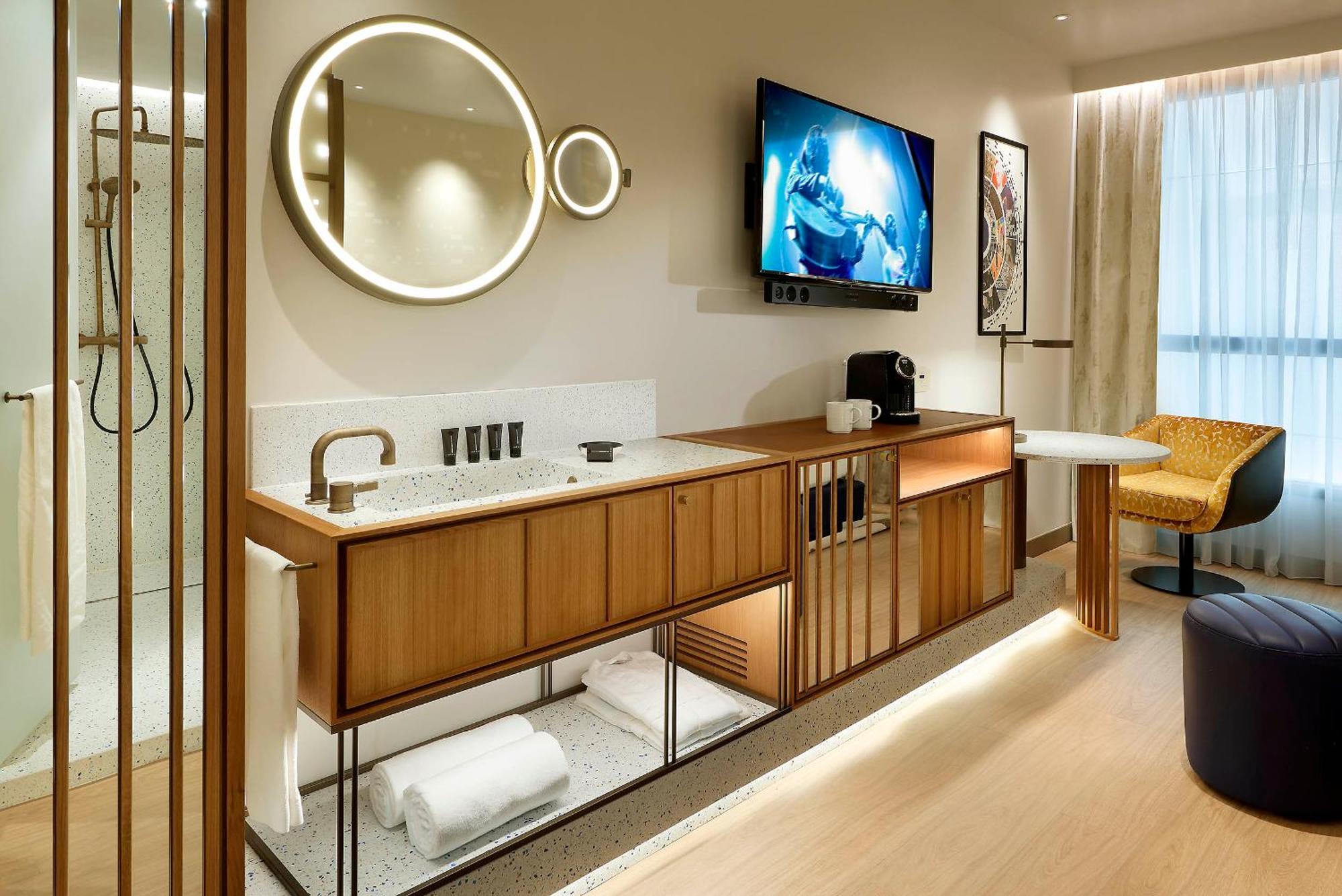 Quarto Superior com 2 Camas de Solteiro Vista da Cidade