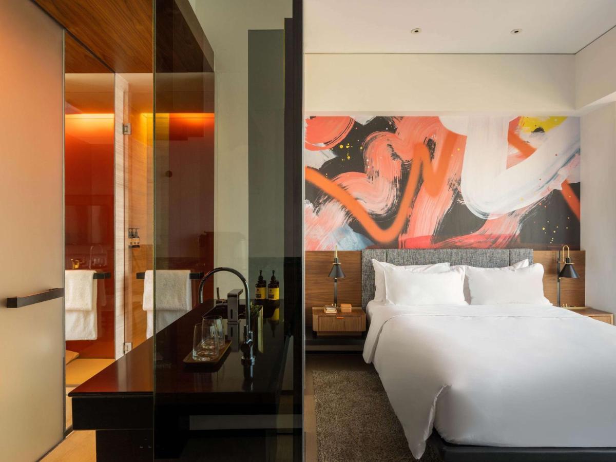 Zimmer mit Queensize-Bett und Stadtblick