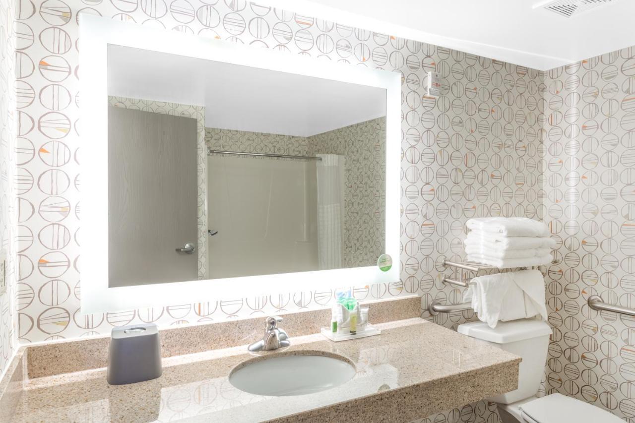 Standard King Room with Accessible Tub - Mobility Access