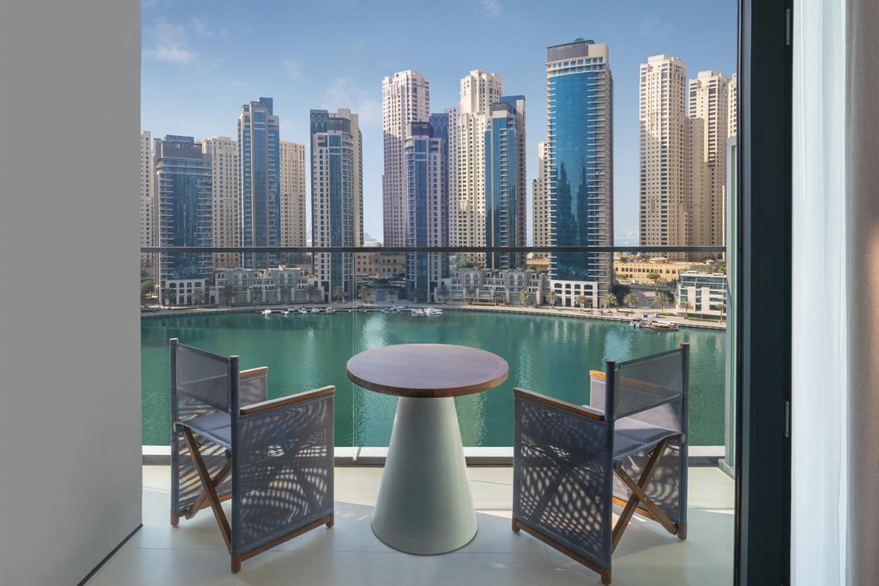 Deluxe Zimmer mit Kingsize-Bett, eigenem Balkon und Blick auf den Jachthafen