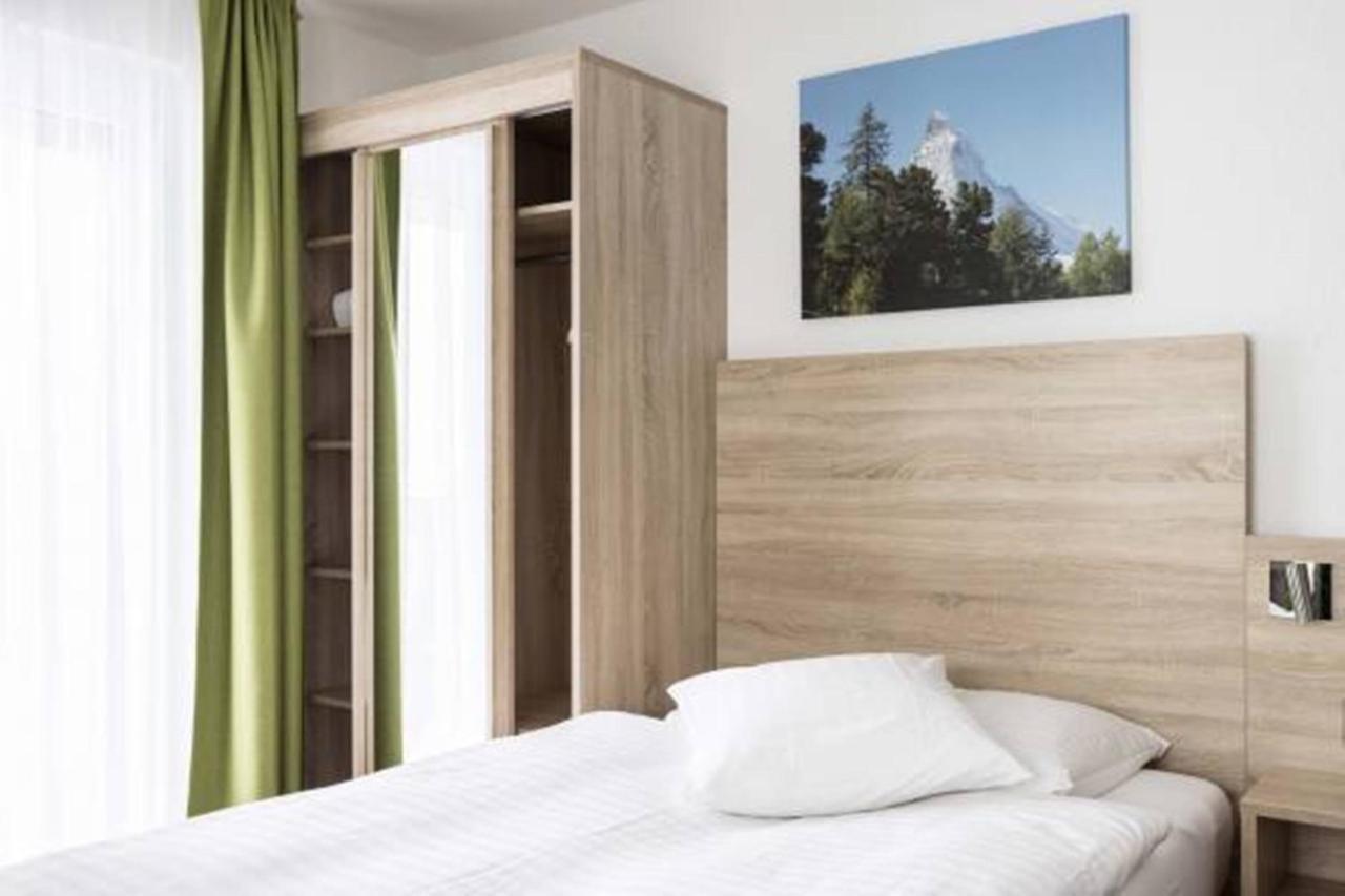Eenpersoonskamer met Groot Bed en Uitzicht op Bergen