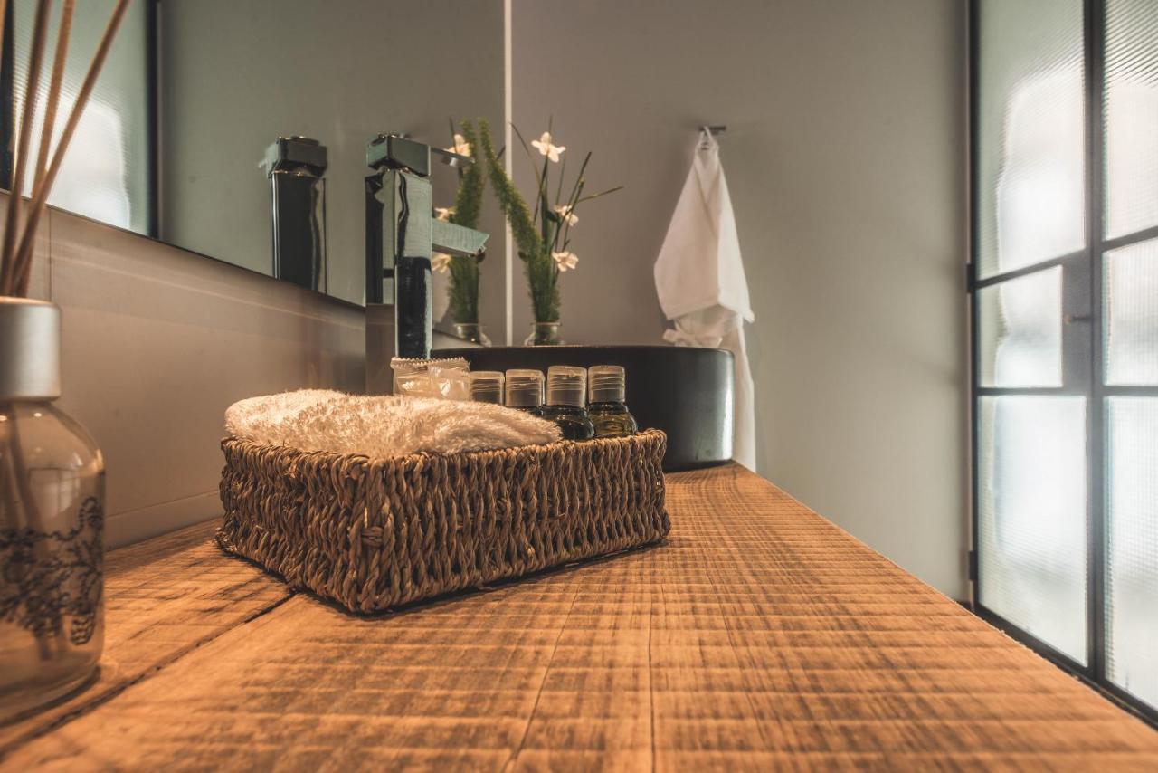 Habitación con cama extragrande.