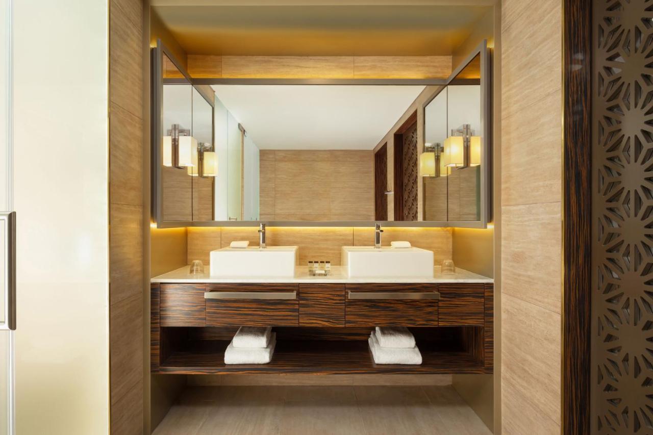 Business Suite with lounge access,1 King, City view