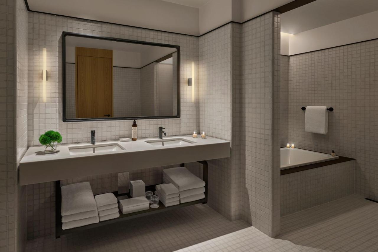 One-Bedroom Deluxe King Suite with Scenic View