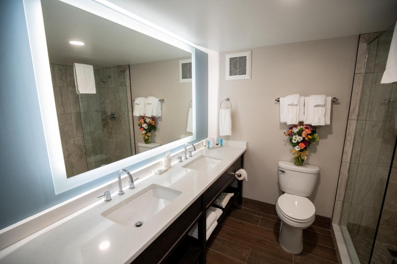 Premium Mountain View Two Queen Beds