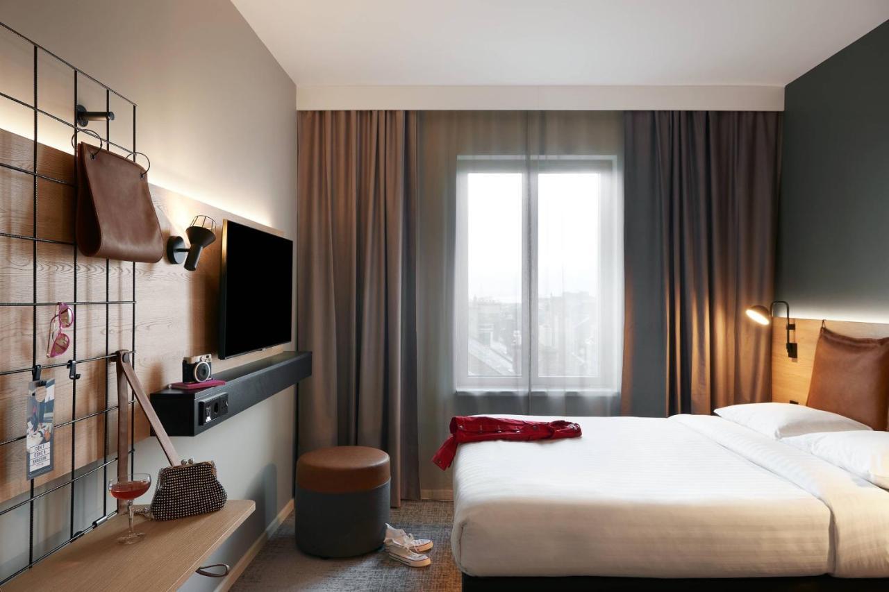Habitación Moxy con cama grande