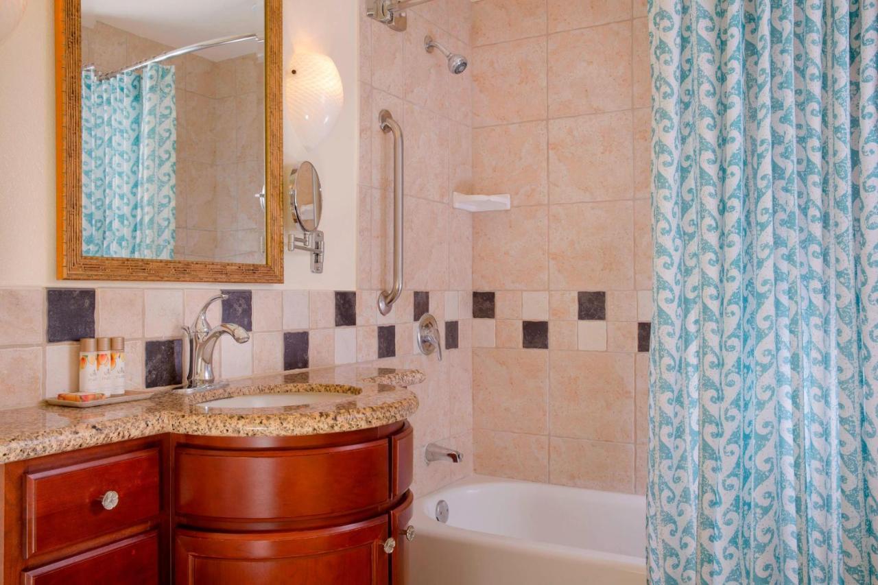 King Room with Balcony, Ocean View and Roll-in Shower - Mobility Accessible