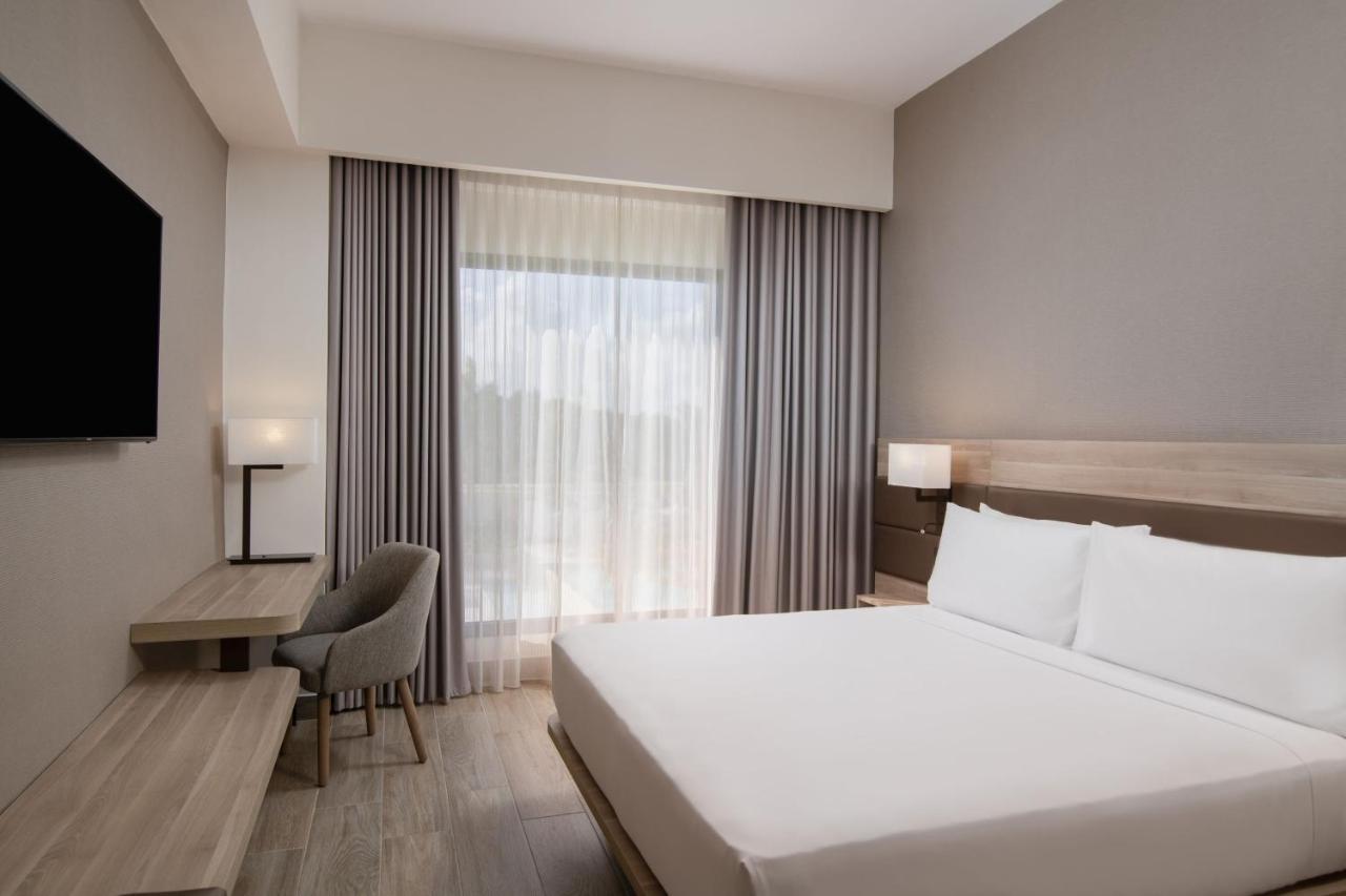 Habitación Doble Deluxe con cama grande y vistas a la piscina