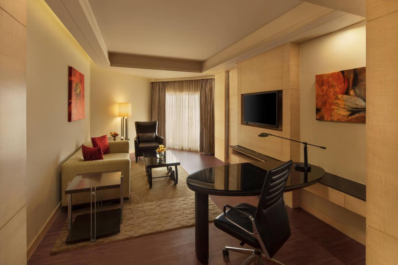 1 King Bed, Ocean View, Executive Lounge Access, Beach Suite