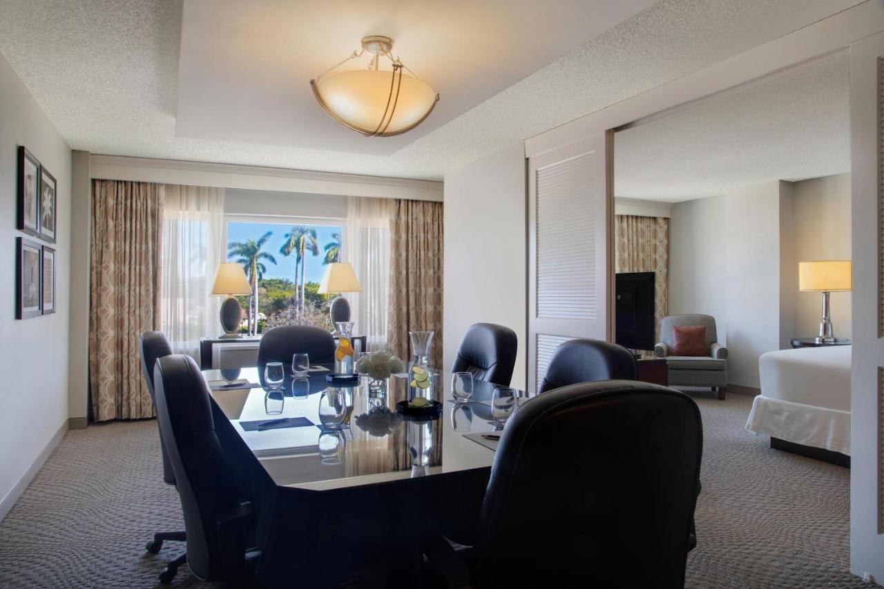 Executive Boardroom Suite Executive Suite 1 King Sofa bed,1162101663:JPEG