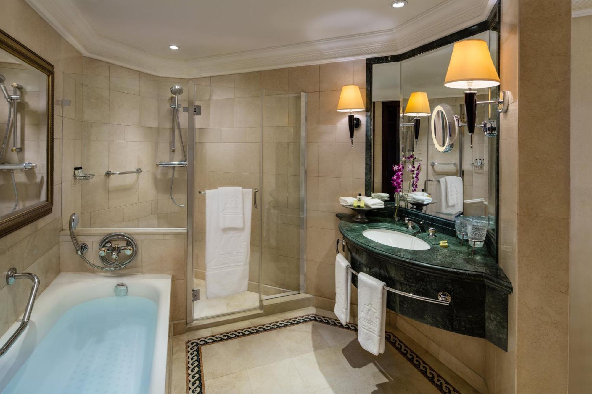 Premium King Room with Balcony and Pool View,1539009307:JPEG