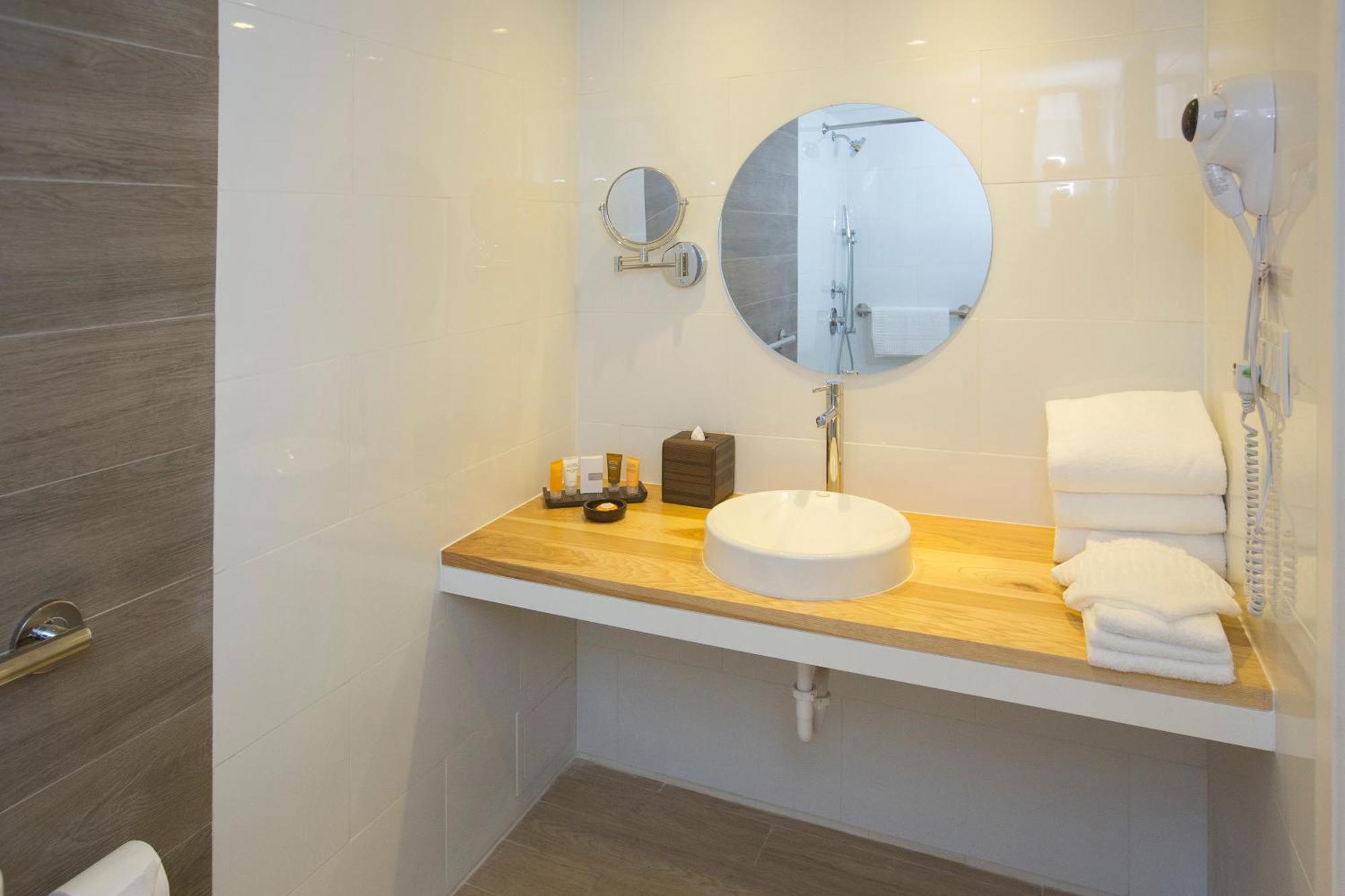 Zimmer mit Kingsize-Bett und Wasserblick