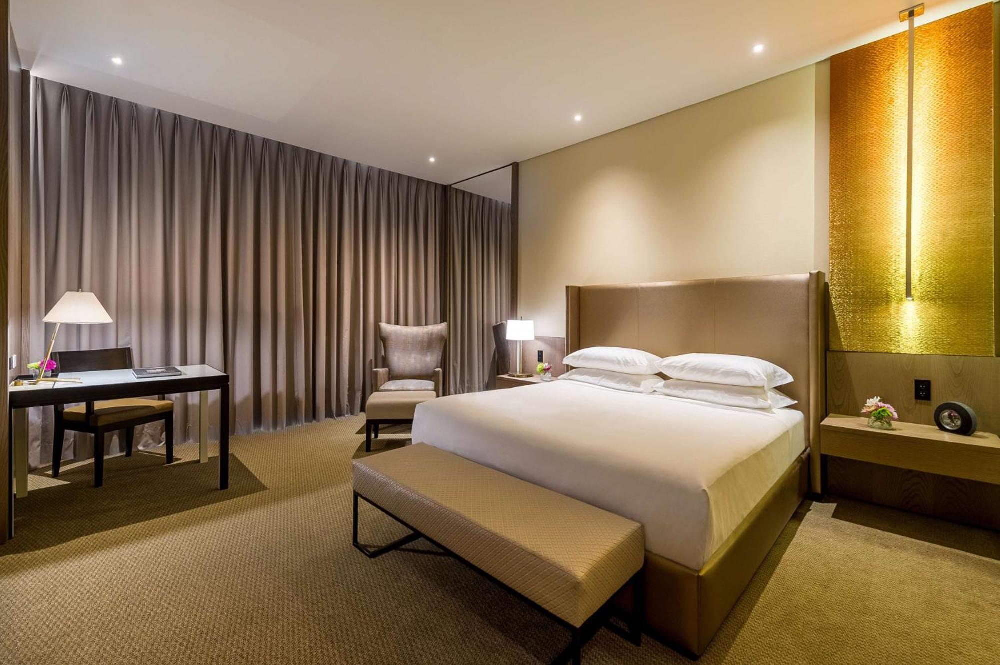 Kamer met Kingsize Bed en Rolstoeltoegankelijke Douche - Geschikt voor Gasten met een Lichamelijke Beperking
