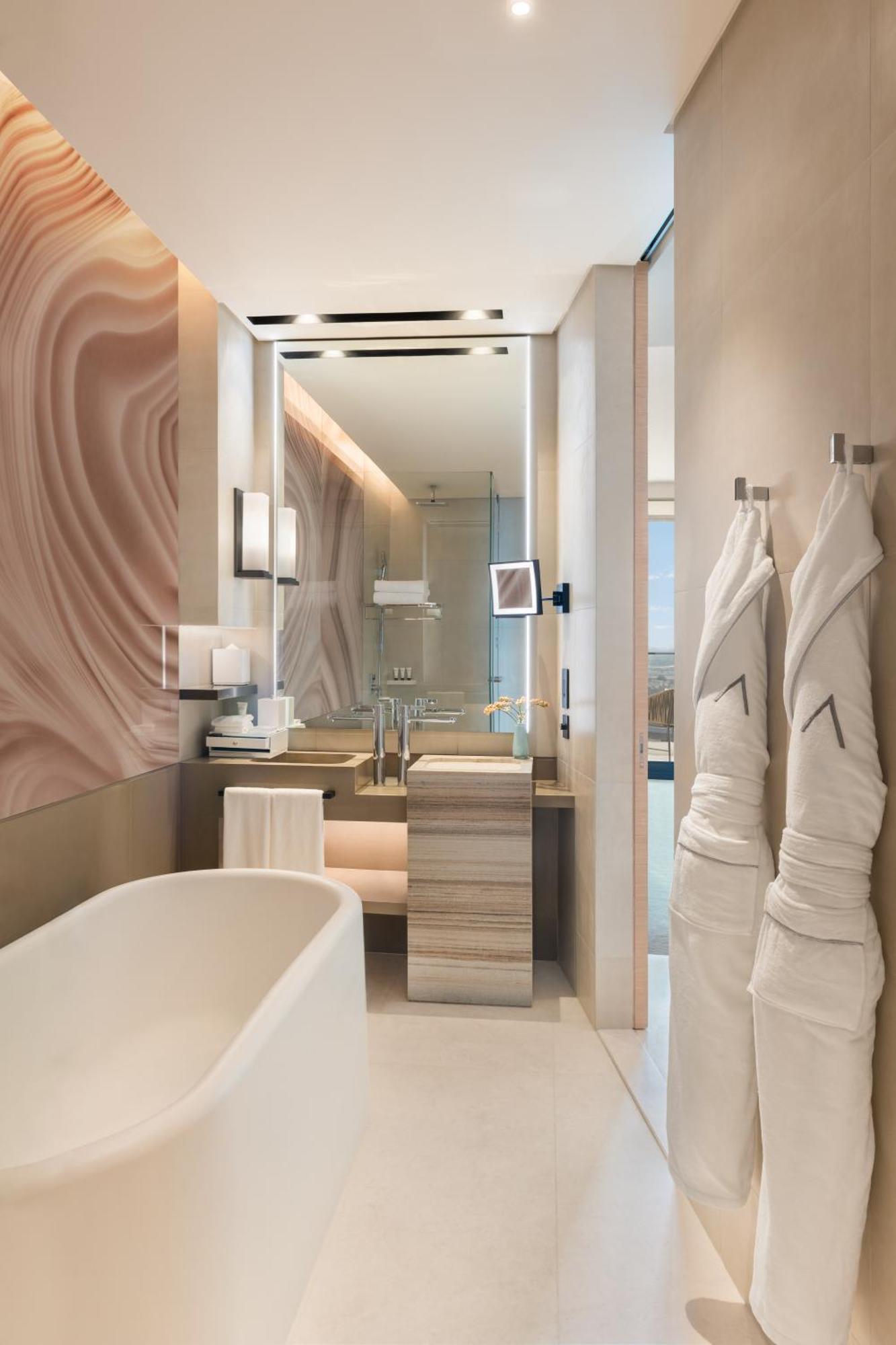 Deluxe Marina City View Room & World's Highest Infinity Pool Access