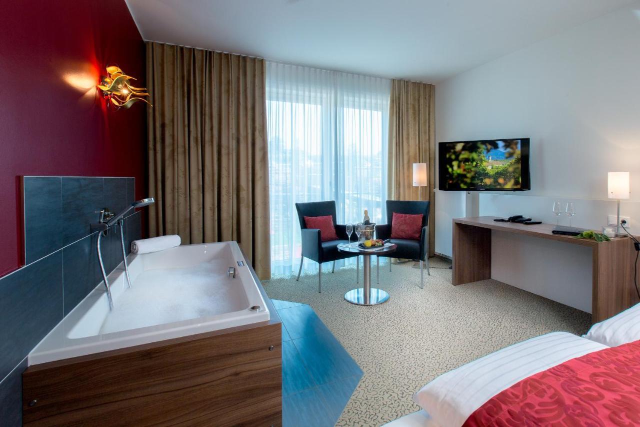 Junior Suite Vinotel mit Whirlpool- Badewanne im Zimmer