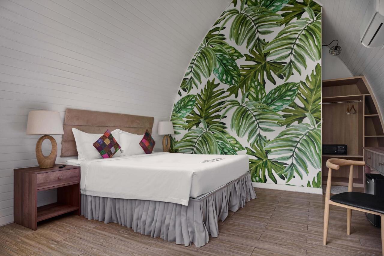 Bungalow mit Doppelbett und Gartenblick