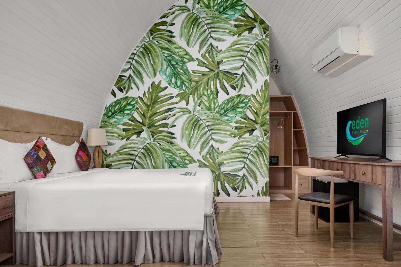 Bungalow mit Doppelbett und Zugang zum Pool